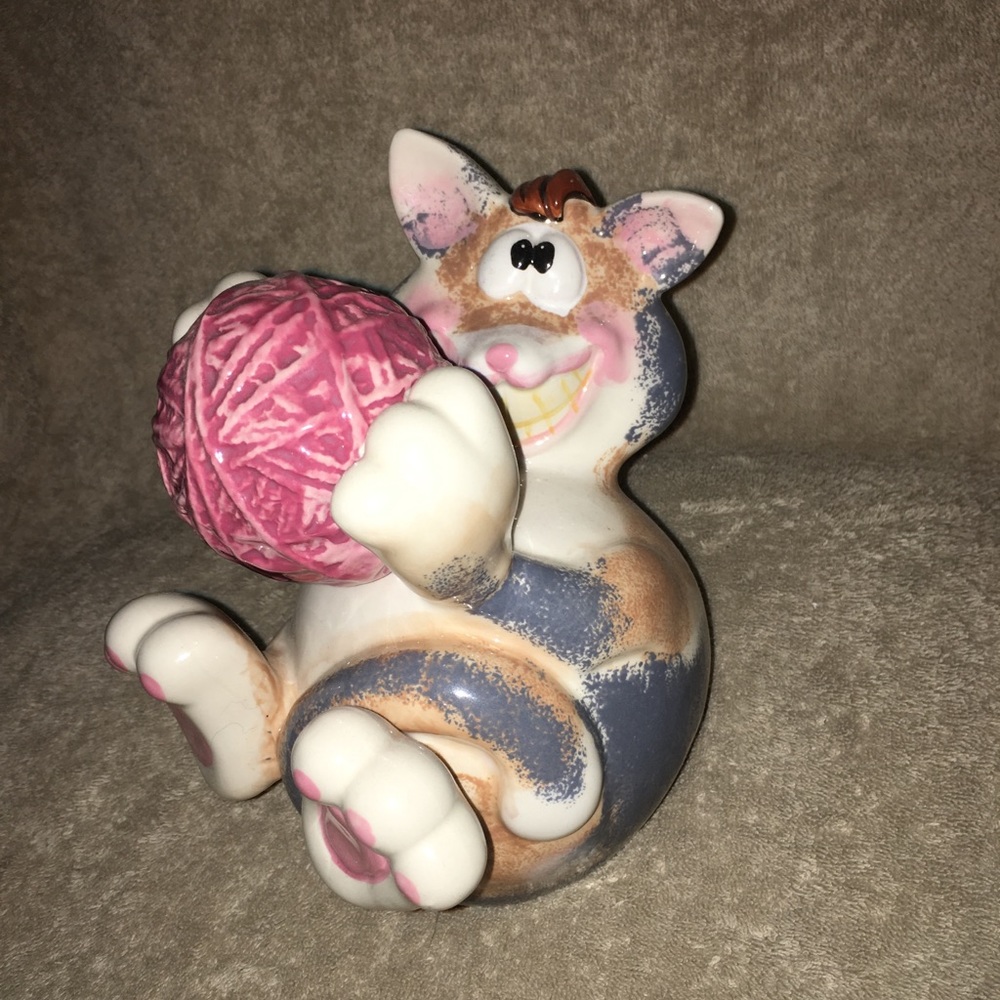 Cat with yarn ball 🧶 Coin / Piggy Bank 
Ceramic